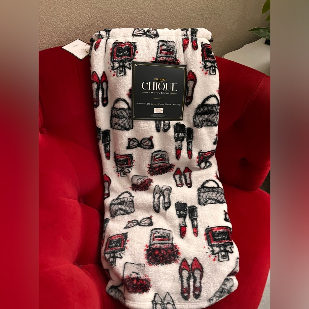 Chique Fashion & Beauty Print Design Buttery Soft Velvet Plush Blanket NEW